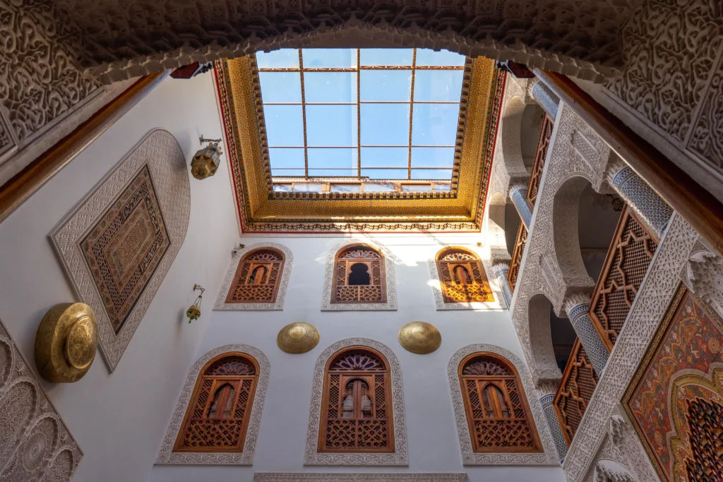 Construction d’un riad traditionnel au Maroc avec artisans locaux et matériaux authentiques.