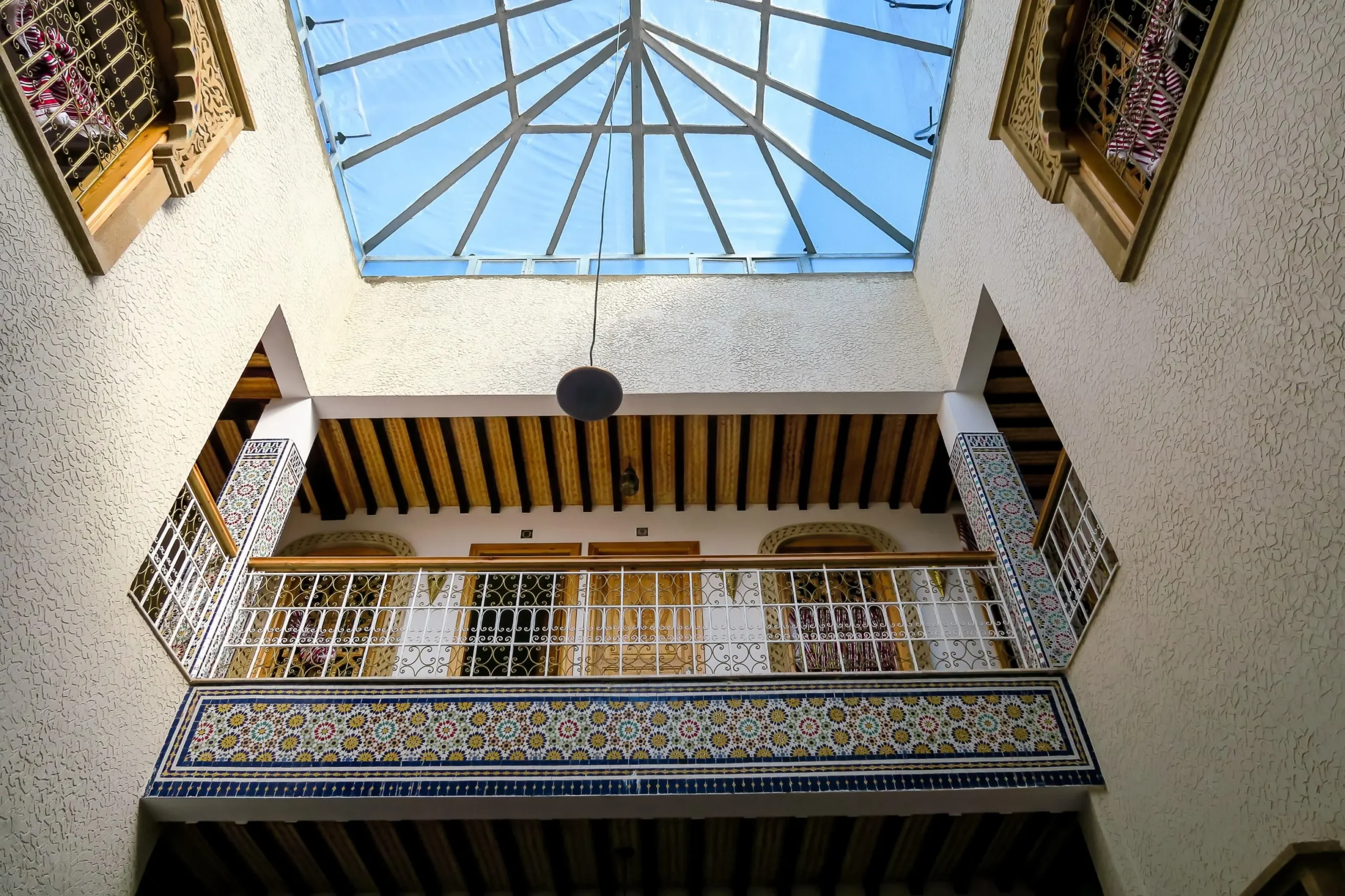 Rénovation d’un riad à Marrakech réalisée par une entreprise locale, incluant construction artisanale, devis gratuit et investissement rentable.