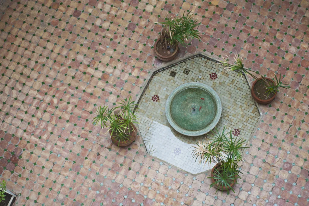 Riad rénové à Marrakech avec patio traditionnel.