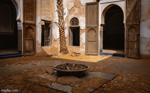Transformation avant et après rénovation d’un riad à Marrakech, illustrant les travaux de restauration intérieure et extérieure.