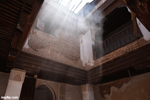 Avant et après la rénovation d’un riad traditionnel à Marrakech, montrant la transformation intérieure et extérieure.