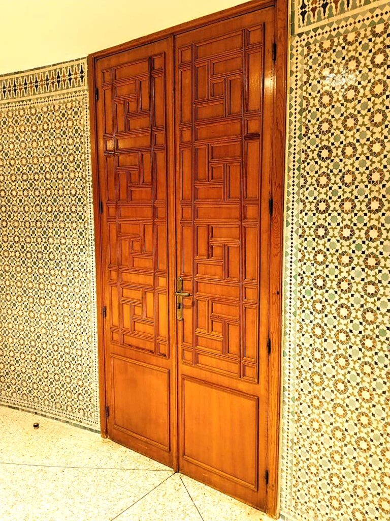 Détail décoratif mettant en valeur l’artisanat traditionnel et l’âme des riads à Marrakech.