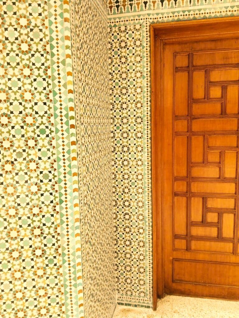 Élément décoratif reflétant le savoir-faire artisanal et l’esprit authentique des riads à Marrakech.