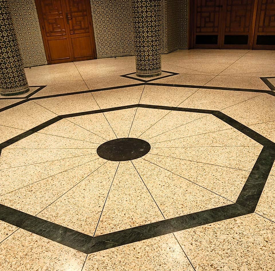 Exemple de décoration traditionnelle inspirée de l’artisanat des riads à Marrakech.