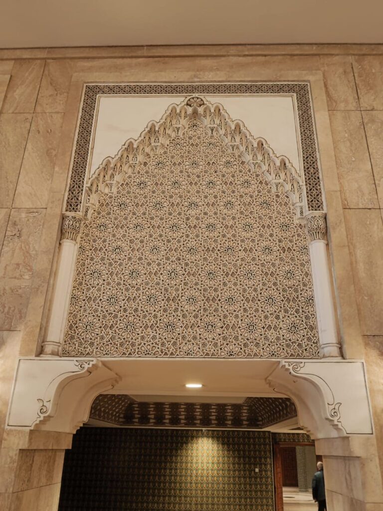 Motif décoratif révélant l’héritage artisanal et l’atmosphère des riads à Marrakech.