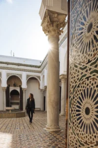 Cour intérieure d’un riad marocain traditionnel avec colonnes en pierre et zellige artisanal