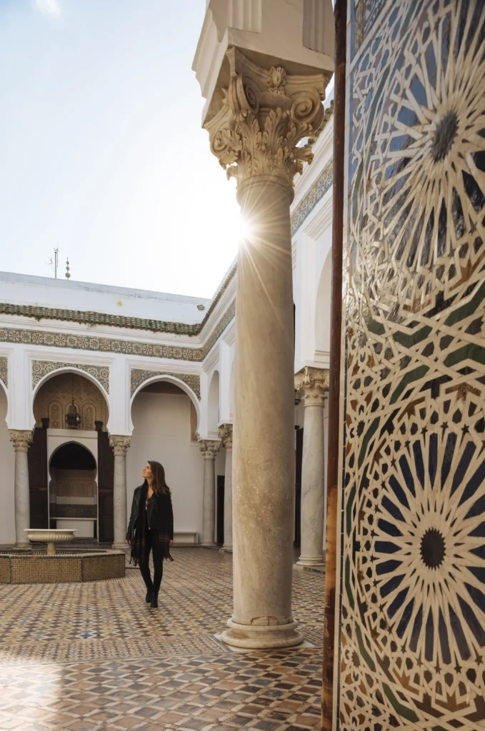Cour intérieure d’un riad marocain traditionnel avec colonnes en pierre et zellige artisanal